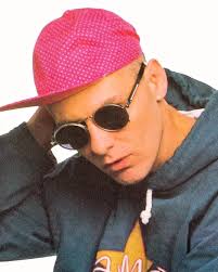 하지만 크리스 로(Chris Lowe)만큼 본받고픈 사람도 없다. “아마도 대중 엔터테인먼트 역사상 거의 모든 사람보다 아무것도 하지 않는 것으로 더 유명했을 것.”