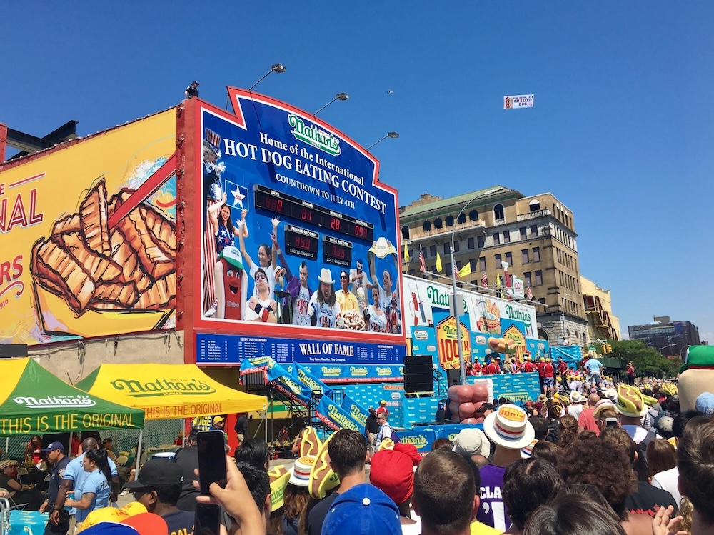 2016년의 뉴욕은 내게 낯선 동시에 익숙한 도시였다. 나는 당시 시적 연산 학교에 머물며 코드를 통한 시적 표현, 즉 기계의 언어로 인간의 감각을 번역하는 법을 배우고 있었다. HTML 태그의 구조적 아름다움이나 자바스크립트의 논리적 흐름 같은, 어딘가 형이상학적인 세계에 빠져 있던 내게 한 통의 연락은 느닷없이 현실 세계로 나를 끌어내는 일종의 소환장과 같았다. 웹툰 『오무라이스 잼잼』으로 널리 알려진 미식가이자 이야기꾼 조경규 형이었다. “구홍아, 7월 4일에 코니 아일랜드에서 열리는 ‘네이선 페이머스 핫도그 먹기 대회’ 100주년 현장을 몸소 체험하고 와주면 안 되겠니?”