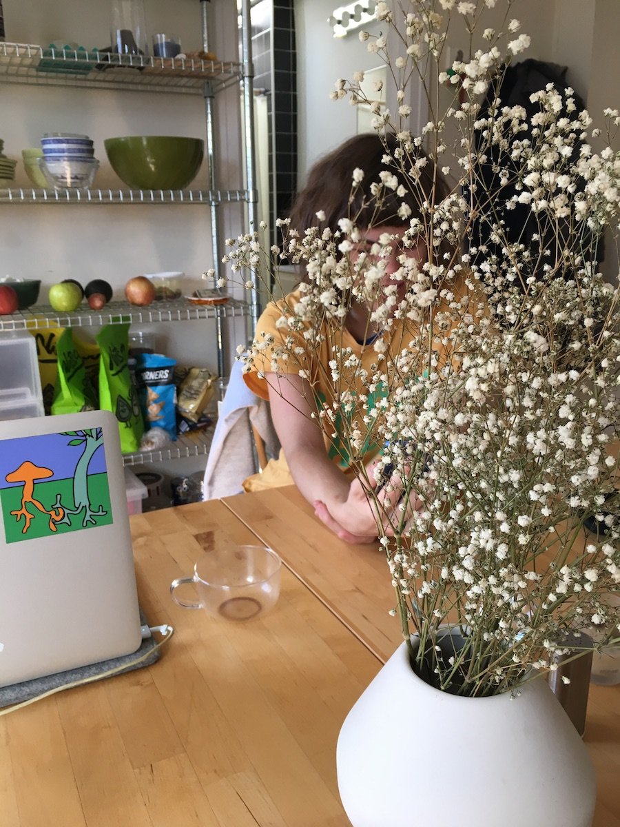 ‘가장 친한 미국인 친구’로 자신을 소개해달라는 로럴 슐스트(Laurel Schwulst)와. “내년에는 일본 기타큐슈에 있는 토토 박물관(TOTO Museum)에 꼭 가보자!”