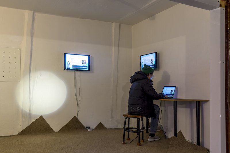 「민구홍 매뉴팩처링에 오신 것을 환영합니다」, 제1판, 『/documents』, 시청각, 2015년. “안그라픽스에 오신 것을 환영합니다. 아니, 민구홍 매뉴팩처링에 오신 것을 환영합니다.”