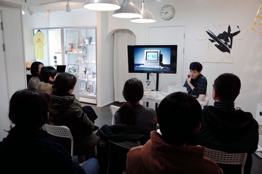 「새로운 질서」, 스튜디오 파이·취미가, 2019년~, 권순우, 김동희, 돈선필, 박현정. “「새로운 질서」는 2016년 크리스마스 이튿날 워크룸에서 열린 비공식 워크숍에서 움텄습니다. 그 뒤 파주타이포그라피배곳을 비롯해 미술가 김동희, 돈선필, 박현정, 기획자 권순우가 운영하는 스튜디오 파이와 취미가의 아낌없는 지원으로 커리큘럼이 다듬어졌고, 지금도 진화하고 있죠.”