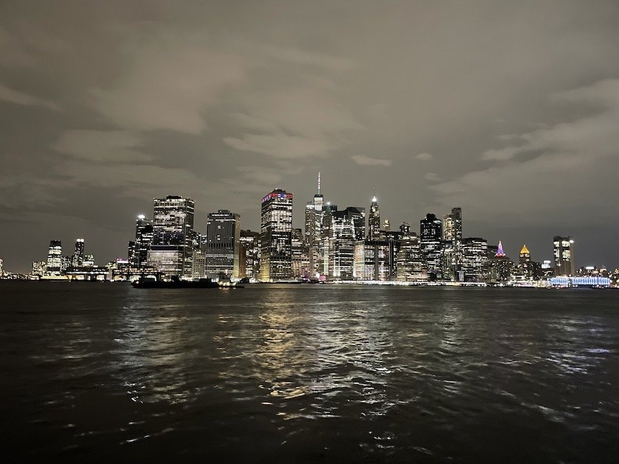 「뉴욕에서 생긴 일」, 2022년. “(그럼에도) 책을 가까이 하라.”