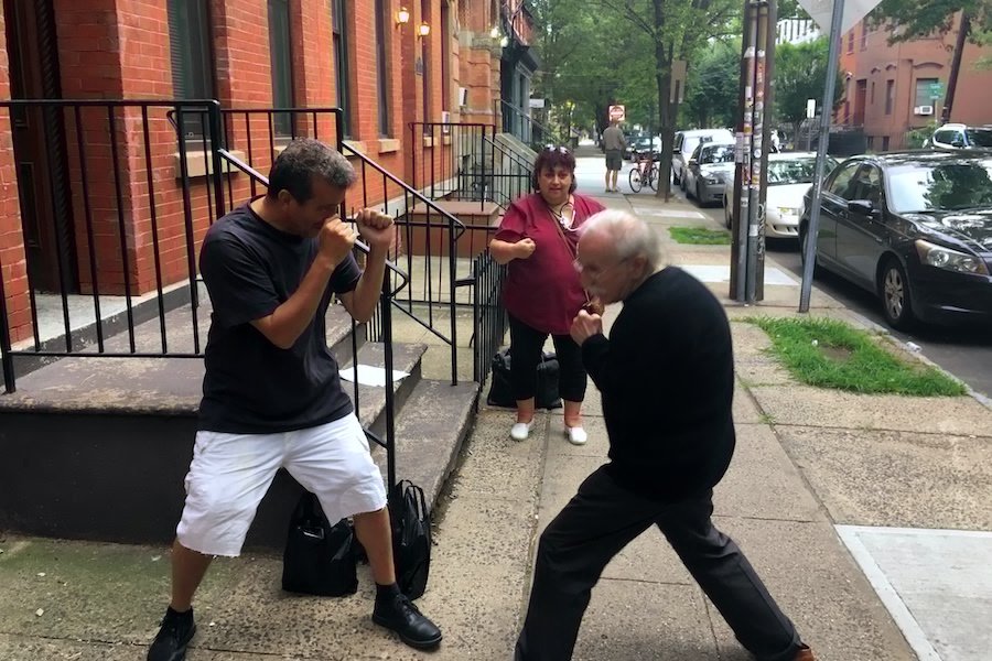 나를 양자로 삼으려던 푸에르토리코 출신 루이스 아저씨(왼쪽 남성)와 매릴린 아줌마. “뭐 어때? 엄마가 둘이 되는 것도 나쁘지 않지!”