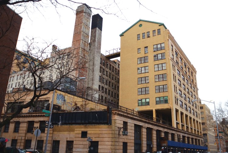 시적 연산 학교가 입주한 웨스트베스 아티스트 하우징(Westbeth Artists Housing). 1970년대 이전까지는 트랜지스터를 발명한 벨 연구소(Bell Laboratories) 건물로 사용됐다.