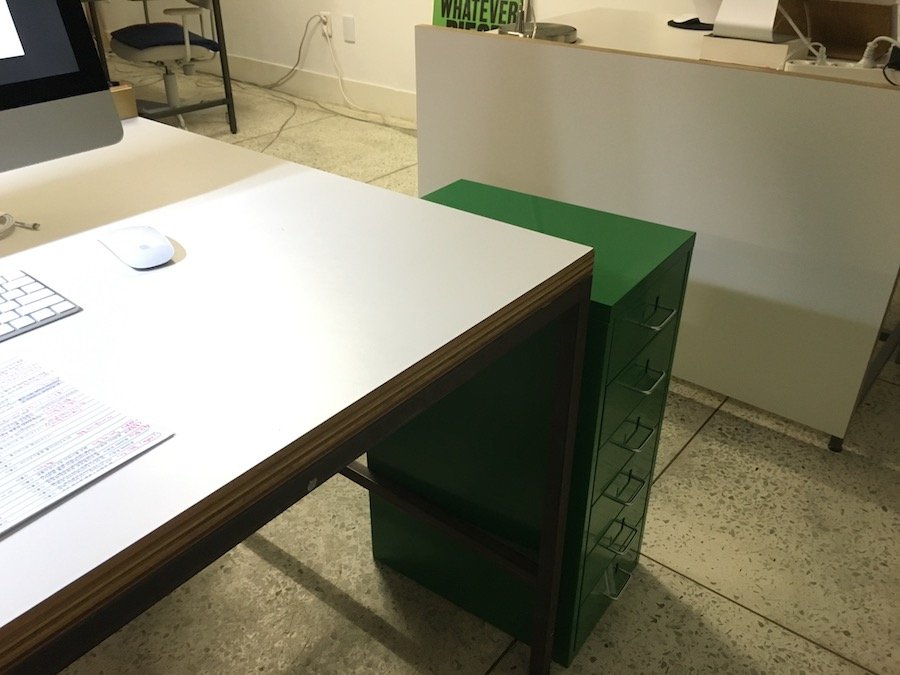 “구홍 씨, 개인 서랍장 하나 주문하려 하는데, 무슨 색 좋아해요?” (박활성, 편집자)